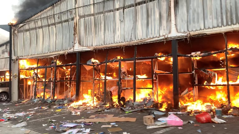 Pietermaritzburg: Nach der Plünderung eines Einkaufszentrums bricht ein Feuer aus.