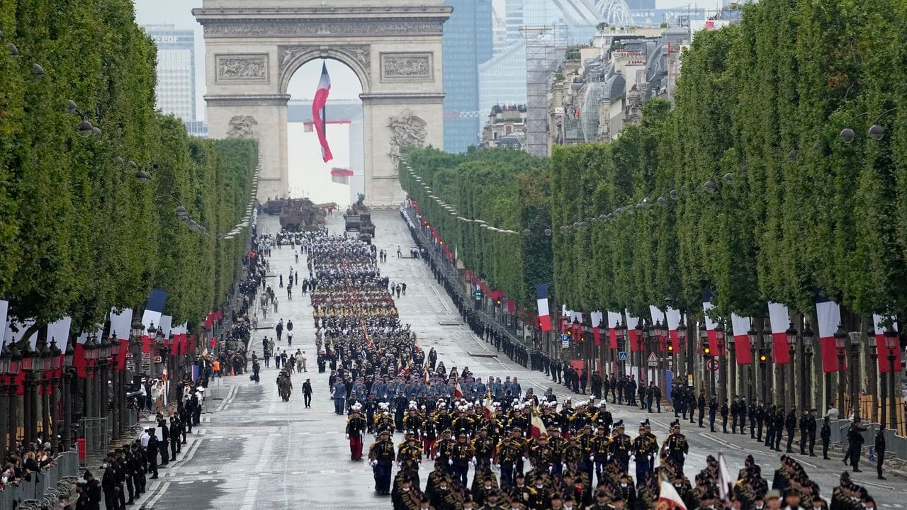 Frankreich begeht seinen Nationalfeiertag mit einer große Militärparade.