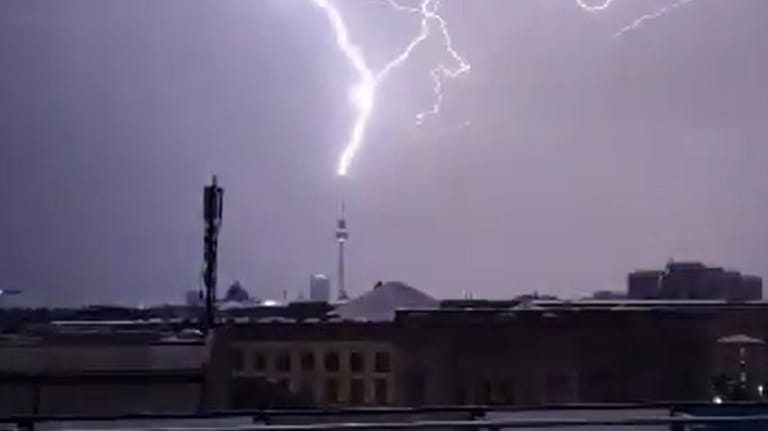Der Blitzeinschlag am frühen Mittwochmorgen: Twitter-User DerWachmann filmte mit seinem Handy von der Stresemannstraße aus..