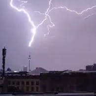 Der Blitzeinschlag am frühen Mittwochmorgen: Twitter-User DerWachmann filmte mit seinem Handy von der Stresemannstraße aus..