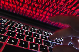 Symbolbild für einen Hackerangriff: Die Website der kriminellen Gruppe REvil ist plötzlich offline.