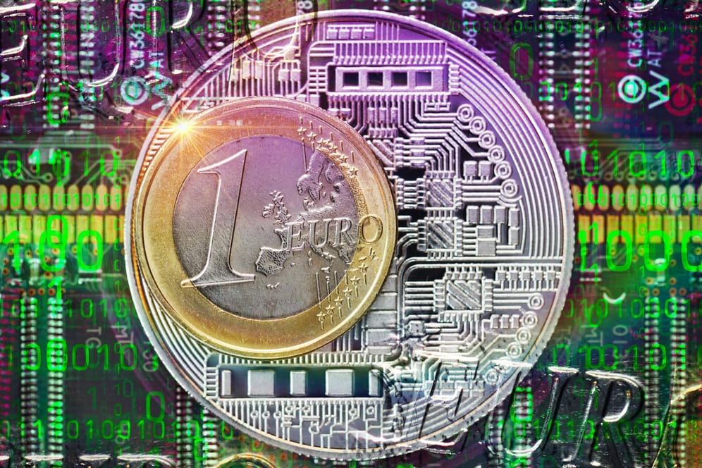 Eine Euro-Münze und Binärcode (Symbolbild): Die Europäische Zentralbank arbeitet an der Einführung des digitalen Euros.