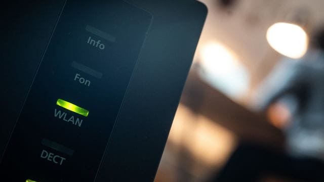 Ein Router (Symbolbild): Wer in einem Mehrfamilienhaus wohnt, könnte vermutlich ab nächstem Jahr besseres WLAN bekommen.