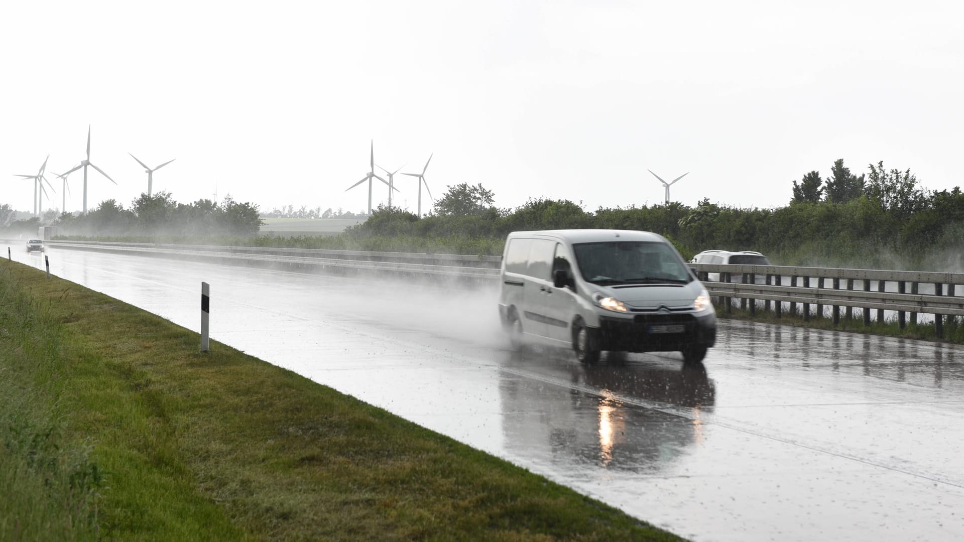 Eine Autobahn im Regen (Symbolbild): Auf der A46 Richtung Wuppertal kam es wegen Unterspülungen mit Steinen zu einer Vollsperrung.