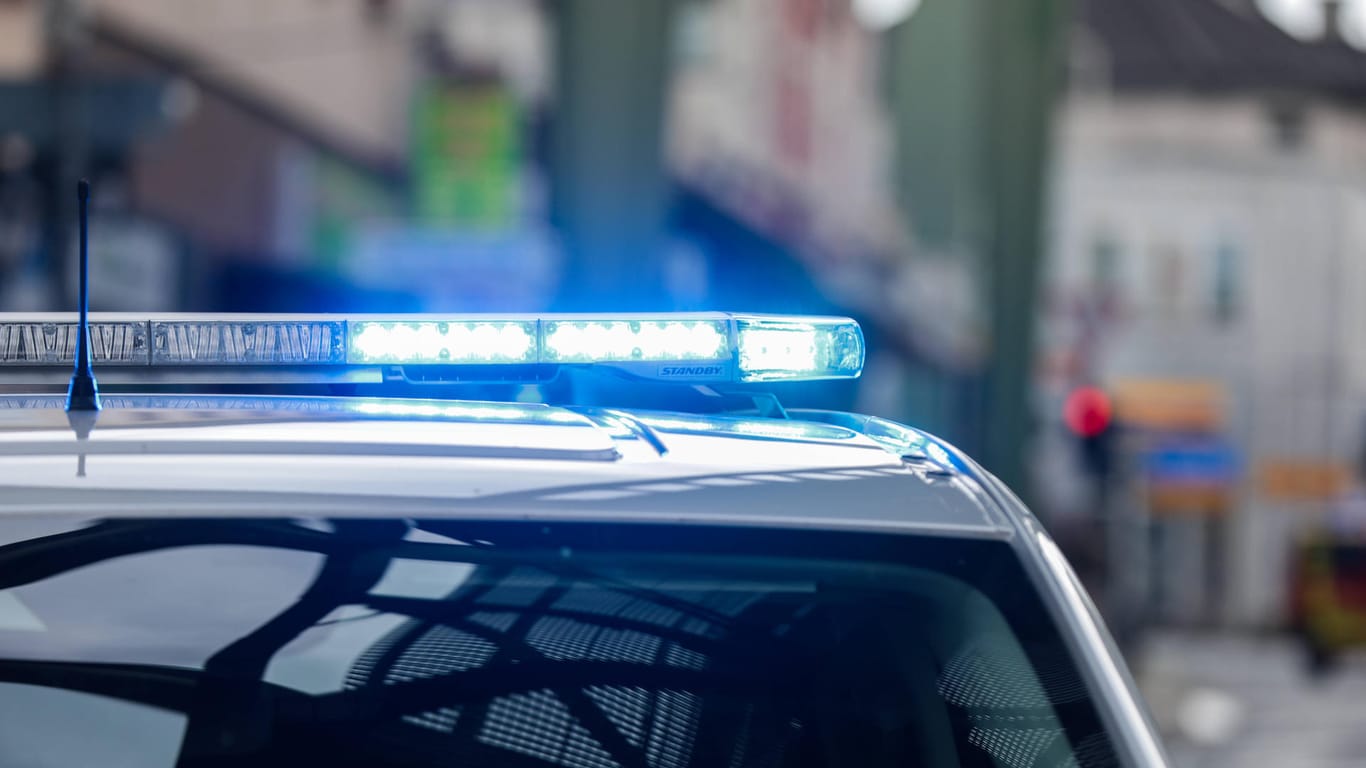 Blaulicht auf einem Einsatzfahrzeug der Polizei (Symbolbild): Die Beamten konnten eine Waffe und Drogen in dem Auto des Mannes feststellen.