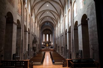 Der Mainzer Dom ist menschenleer (Archivbild): Im Bistum Mainz gibt es immer mehr Kirchenaustritte.