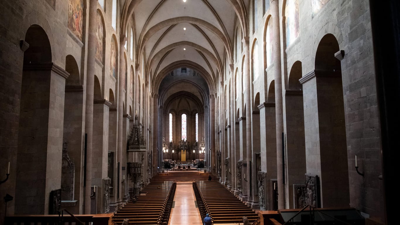 Der Mainzer Dom ist menschenleer (Archivbild): Im Bistum Mainz gibt es immer mehr Kirchenaustritte.