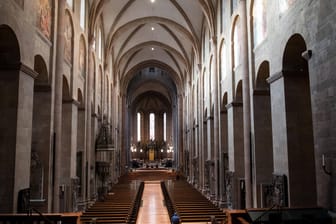 Der Mainzer Dom ist menschenleer (Archivbild): Im Bistum Mainz gibt es immer mehr Kirchenaustritte.