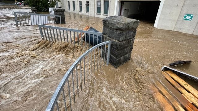 Überflutete Straßen und vollgelaufene Keller: Nicht immer sind Schäden sofort ersichtlich - Vorsicht ist geboten.