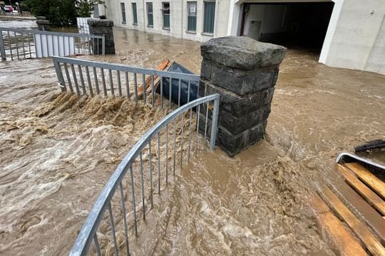 Überflutete Straßen und vollgelaufene Keller: Nicht immer sind Schäden sofort ersichtlich - Vorsicht ist geboten.