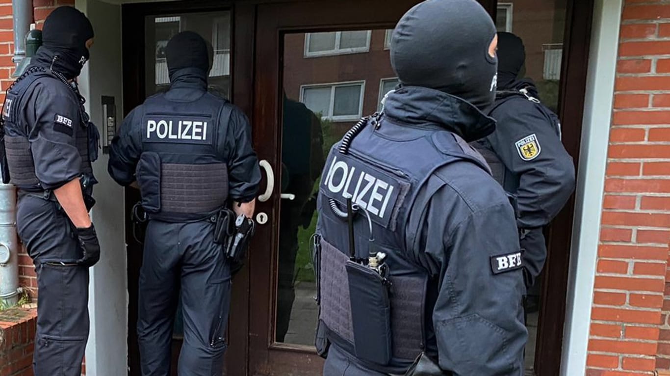 Polizisten bei einer Razzia: In Niedersachsen und Rheinland-Pfalz durchsuchten die Ermittler mehrere Wohnungen.