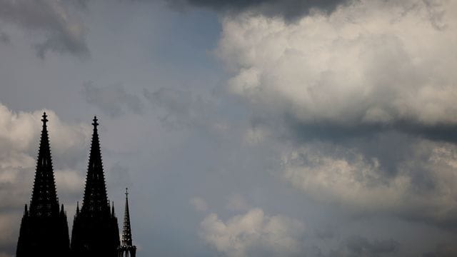 Wolken ziehen am Dom vorbei (Archivbild): 2021 könnten die Austrittszahlen im Erzbistum Köln deutlich höher liegen. Wolken ziehen am Dom vorbei (Archivbild): 2021 könnten die Austrittszahlen im Erzbistum Köln deutlich höher liegen.