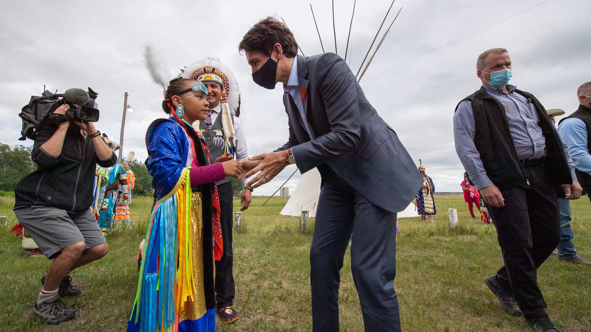 Justin Trudeau, Premierminister von Kanada in Cowessess: Dort wurden im Mai mit Hilfe eines Bodenradars 751 unmarkierte Gräber entdeckt. Justin Trudeau, Premierminister von Kanada in Cowessess: Dort wurden im Mai mit Hilfe eines Bodenradars 751 unmarkierte Gräber entdeckt.