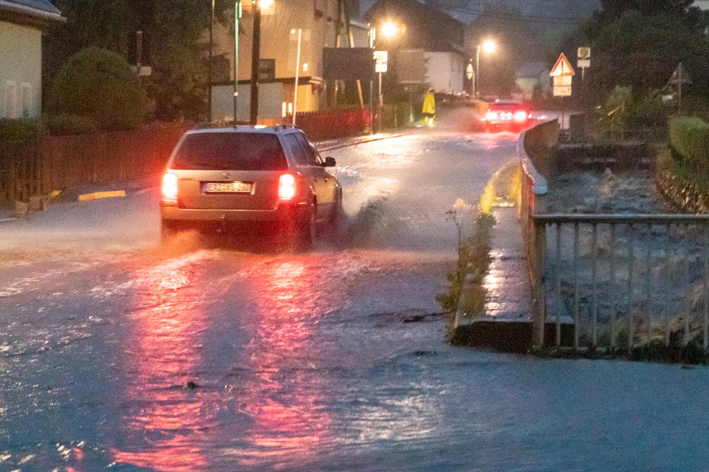 Eine überflutete Straße in Sachsen: Erneut haben heftige Regenfälle in mehreren Regionen Deutschlands Chaos verursacht