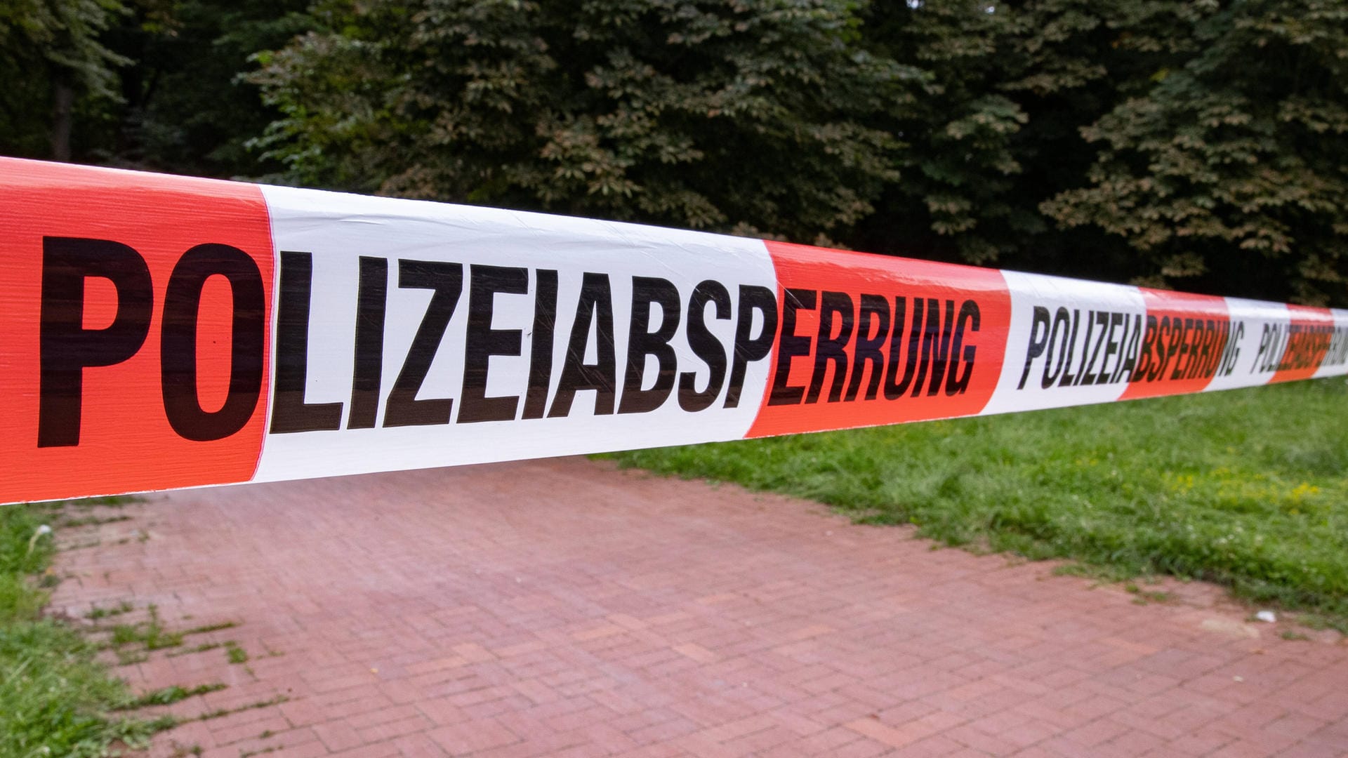 Polizeiband an einem Tatort: Der 14-Jährige wurde mit einem Küchenmesser bei der Leiche des 13-Jährigen festgenommen. (Symbolfoto)