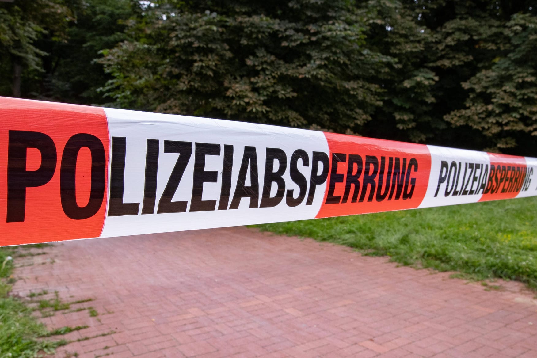 Polizeiband an einem Tatort: Der 14-Jährige wurde mit einem Küchenmesser bei der Leiche des 13-Jährigen festgenommen. (Symbolfoto)