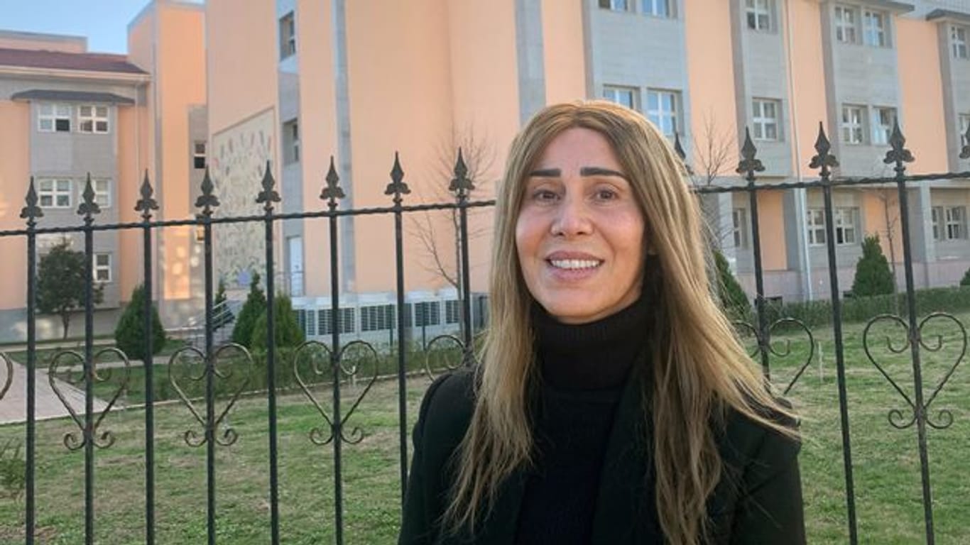 Sängerin Hozan Cane steht vor dem Gericht in Edirne: Die Kölnerin darf das Land verlassen, entschieden die Richter am Mittwoch.