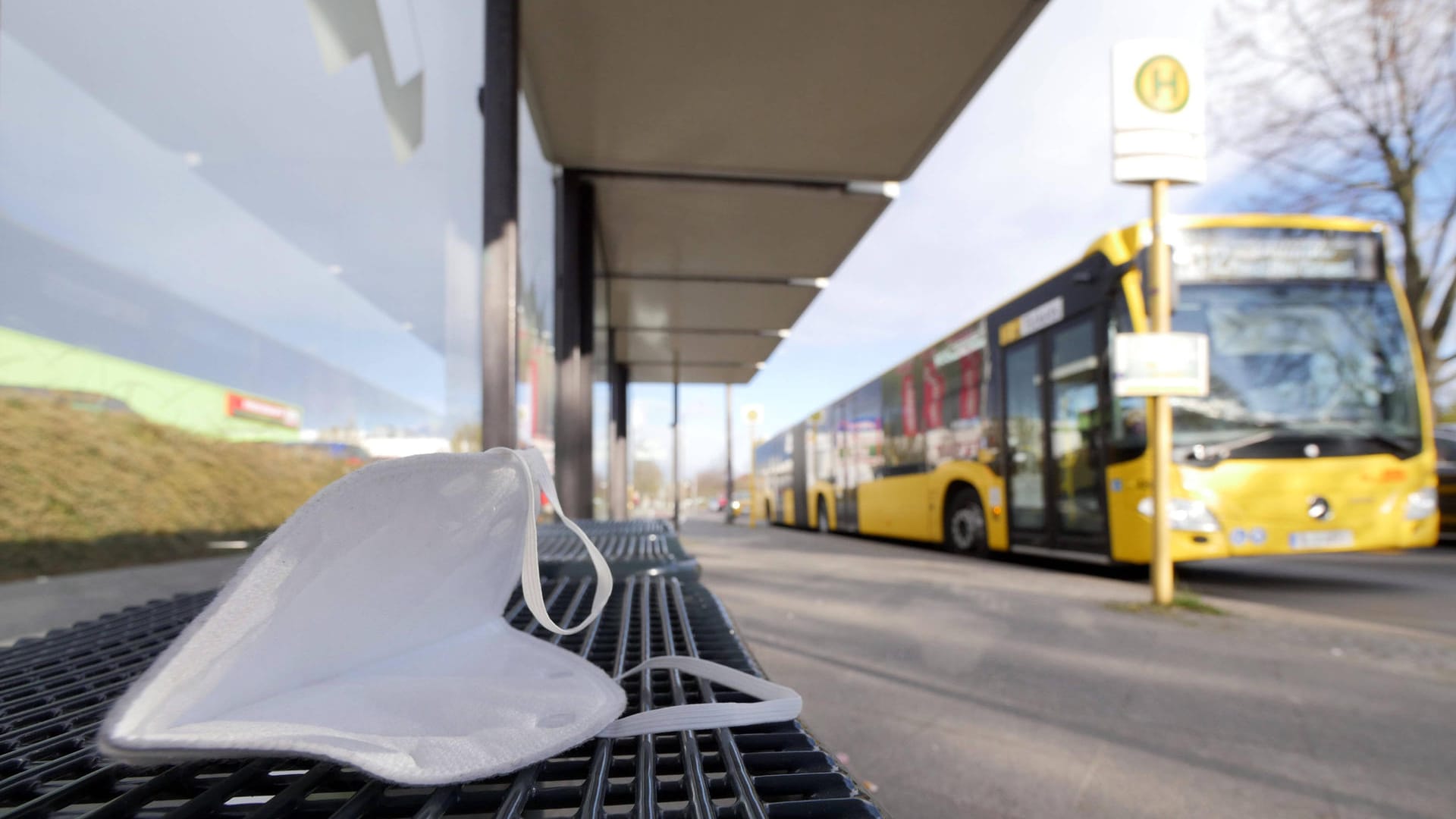 Eine FFP2-Maske liegt in einer Berliner Bushaltestelle (Symbolbild): Die Delta-Variante hat in Berlin die Oberhand gewonnen.