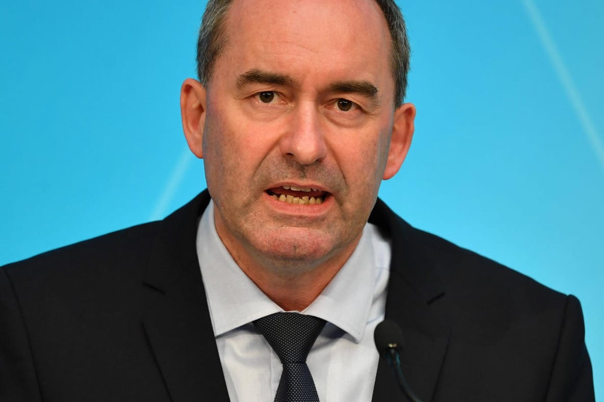 Hubert Aiwanger (Freie Wähler): "Corona so managen, dass nicht die einzige Antwort darauf ist, jeden jedes halbe Jahr zu impfen".