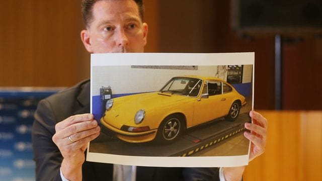 Ermittler Raimund Dockter zeigt ein Foto von einem der gestohlenen gelben Porsche: Ab Sommer 2020 wurden in NRW Oldtimer im Wert von 3,5 Millionen Euro gestohlen. Ermittler Raimund Dockter zeigt ein Foto von einem der gestohlenen gelben Porsche: Ab Sommer 2020 wurden in NRW Oldtimer im Wert von 3,5 Millionen Euro gestohlen.