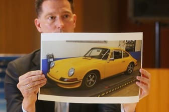 Ermittler Raimund Dockter zeigt ein Foto von einem der gestohlenen gelben Porsche: Ab Sommer 2020 wurden in NRW Oldtimer im Wert von 3,5 Millionen Euro gestohlen.