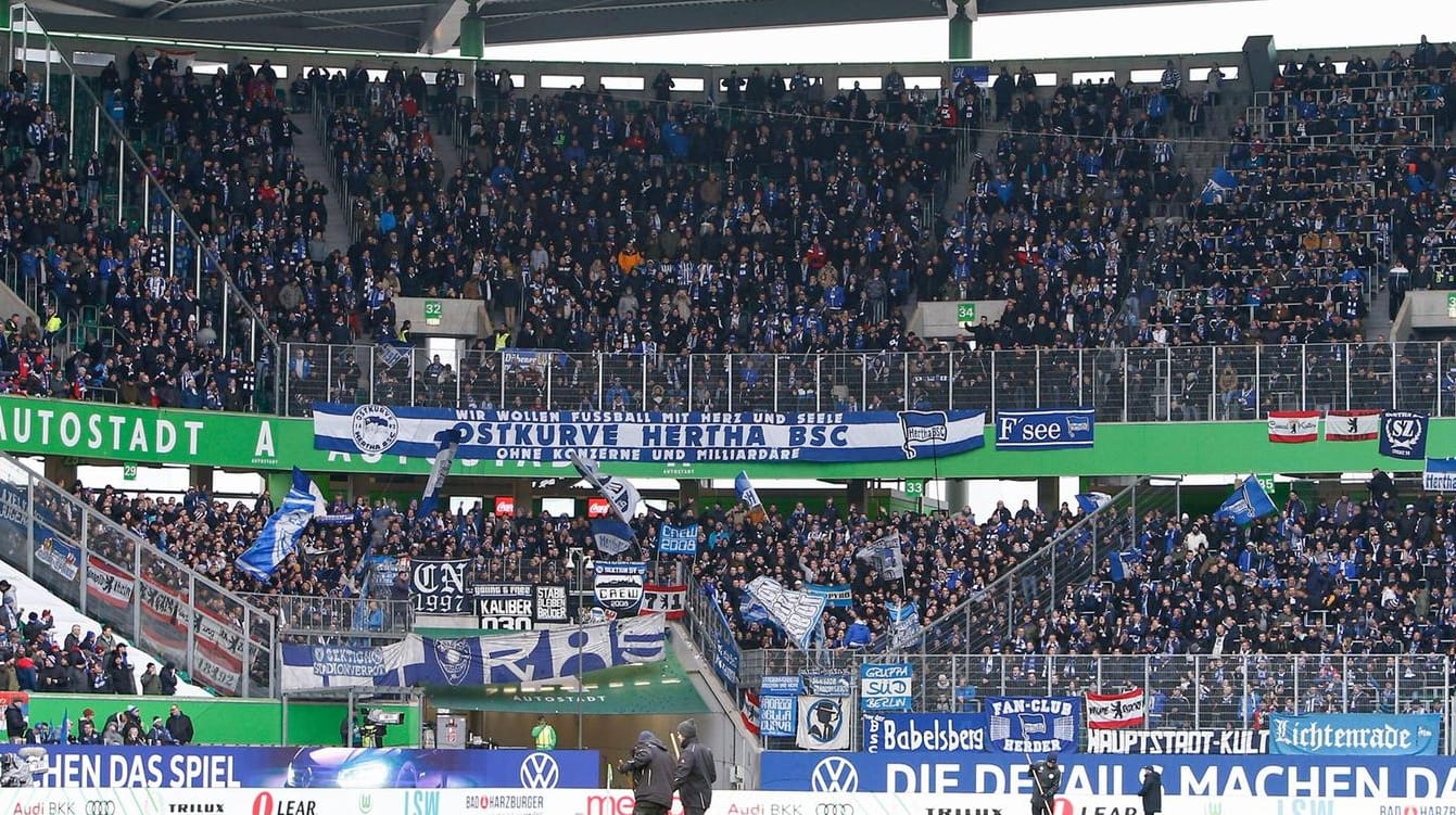Anhänger von Hertha BSC auswärts in Wolfsburg (Symbolfoto): Fans dürfen ihrem Bundesligaklub bald wieder hinterherreisen. Anhänger von Hertha BSC auswärts in Wolfsburg (Symbolfoto): Fans dürfen ihrem Bundesligaklub bald wieder hinterherreisen.
