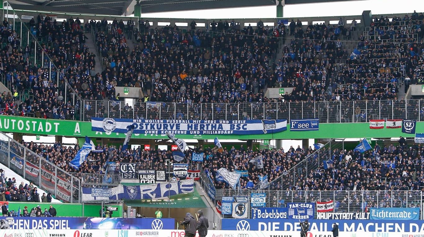 Anhänger von Hertha BSC auswärts in Wolfsburg (Symbolfoto): Fans dürfen ihrem Bundesligaklub bald wieder hinterherreisen.