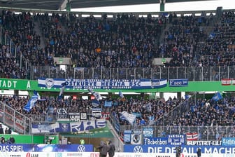 Anhänger von Hertha BSC auswärts in Wolfsburg (Symbolfoto): Fans dürfen ihrem Bundesligaklub bald wieder hinterherreisen.