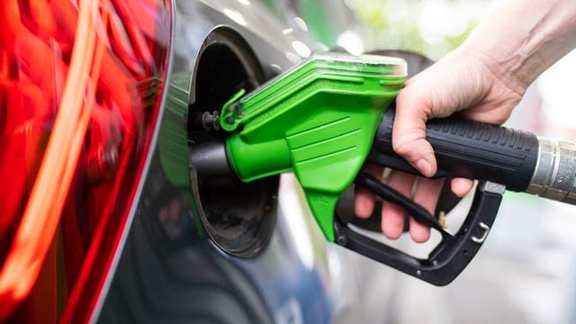 Seit Anfang des Jahres verteuert schon die CO2-Abgabe den Sprit hierzulande merklich. Seit Anfang des Jahres verteuert schon die CO2-Abgabe den Sprit hierzulande merklich.