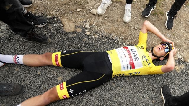 Ausgepumpt aber glücklich: Nach dem Sieg auf dem Gipfel lässt sich Tadej Pogacar auf den Asphalt fallen.