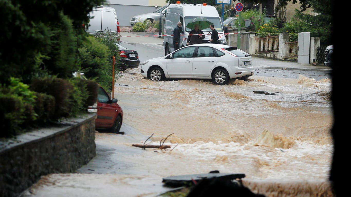 Eine überflutete Straße in Hagen: In Hohenlimburg haben sich ganze Straßen in reißende Flüsse verwandelt.
