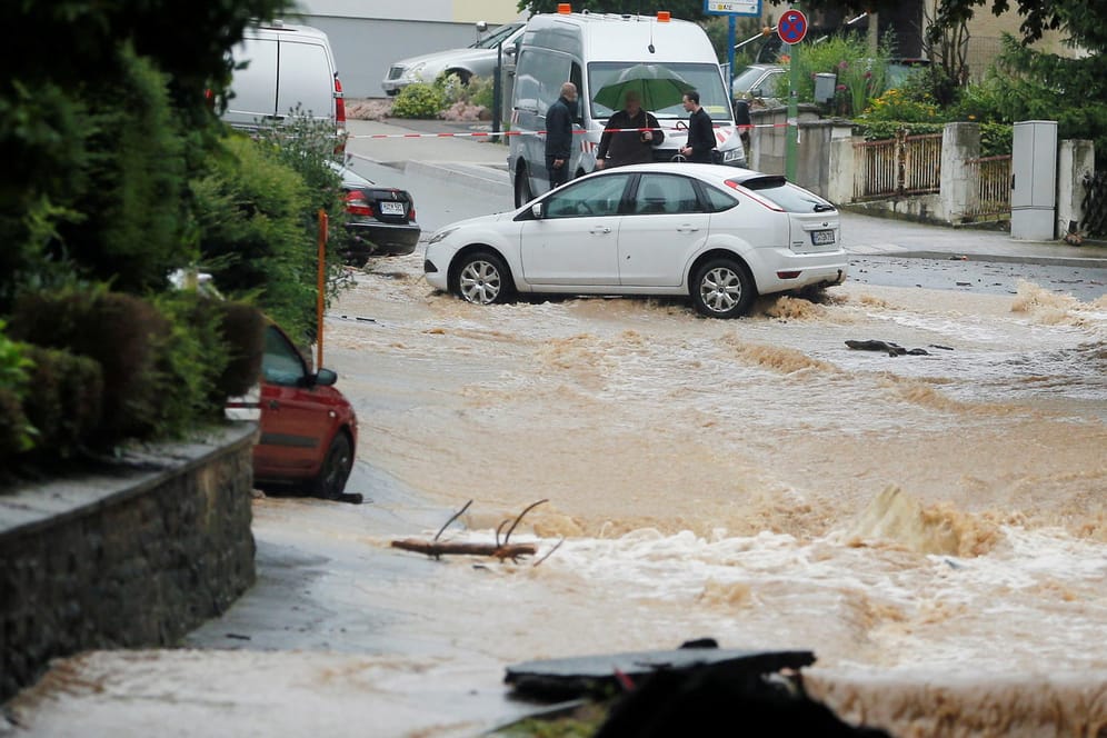Eine überflutete Straße in Hagen: In Hohenlimburg haben sich ganze Straßen in reißende Flüsse verwandelt.