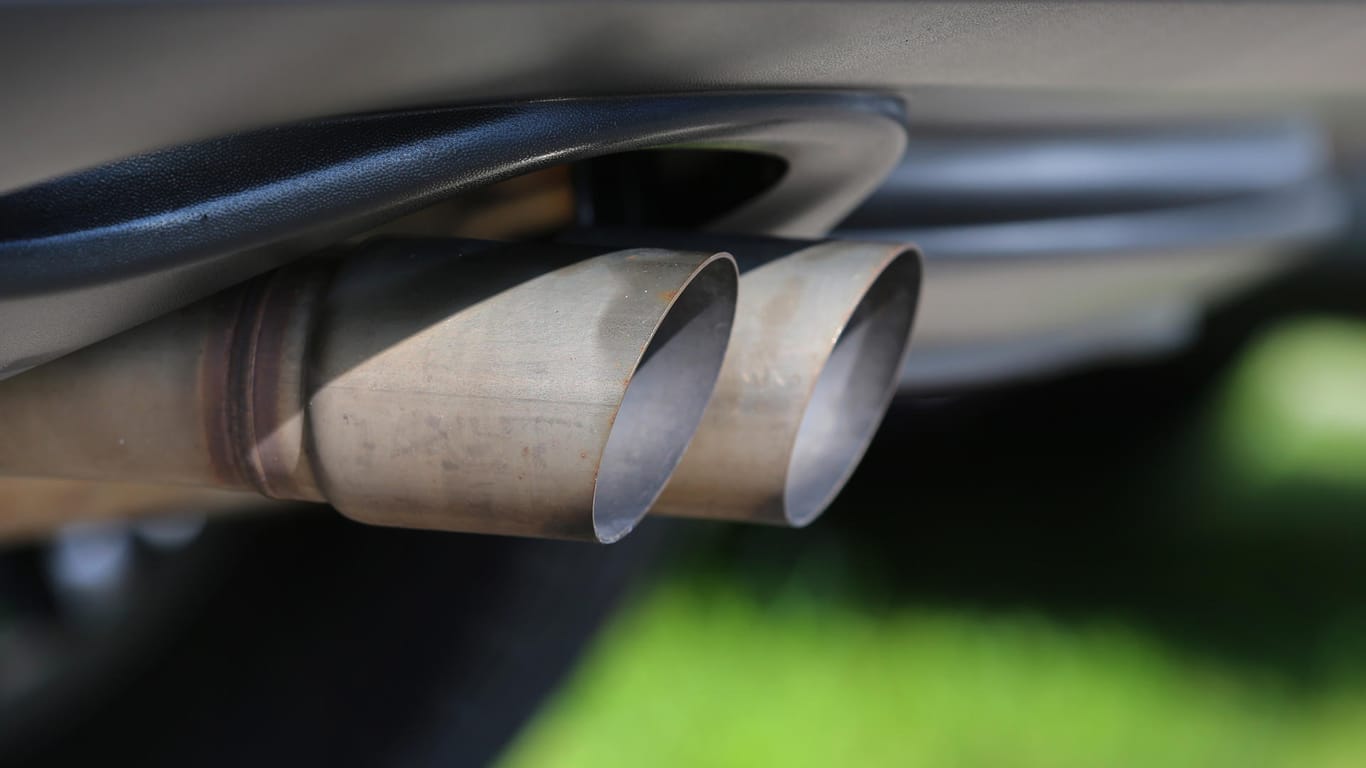 Der Auspuff eines Autos mit Verbrennungsmotor: In den Niederlanden hat ein Gericht Besitzern eines Neuwagens mit sogenannter Schummelsoftware nun Schadenersatz zugesprochen.