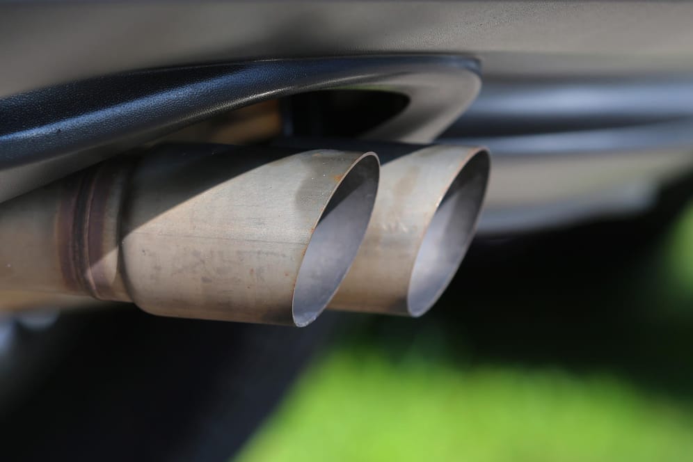 Der Auspuff eines Autos mit Verbrennungsmotor: In den Niederlanden hat ein Gericht Besitzern eines Neuwagens mit sogenannter Schummelsoftware nun Schadenersatz zugesprochen.