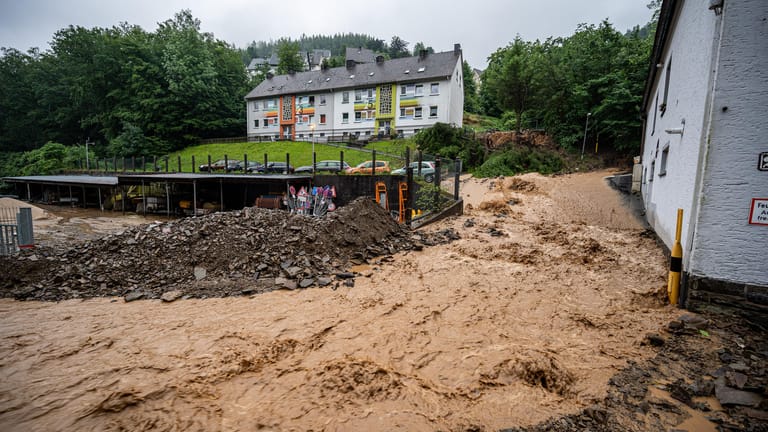 Altena in Nordrhein-Westfalen: Durch Starkregen kam es zu einem Erdrutsch.