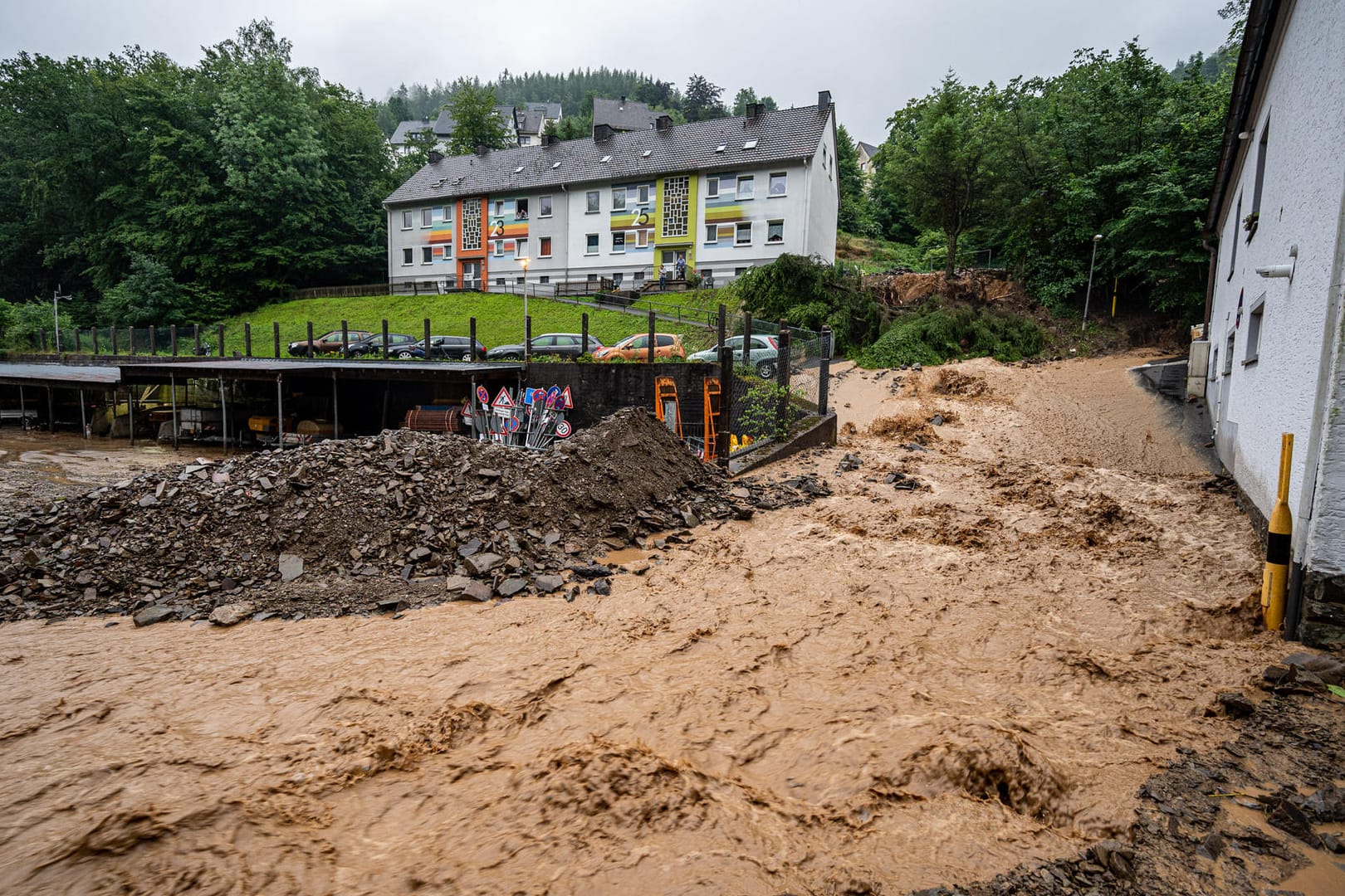 Altena in Nordrhein-Westfalen: Durch Starkregen kam es zu einem Erdrutsch.