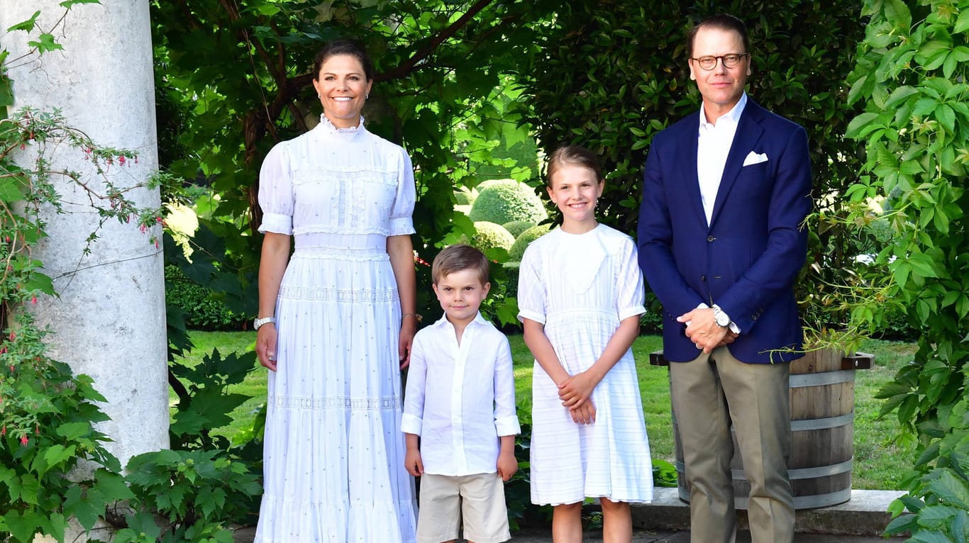 Posieren auf Schloss Solliden: Victoria mit Sohn Oscar, Tochter Estelle und Ehemann Daniel