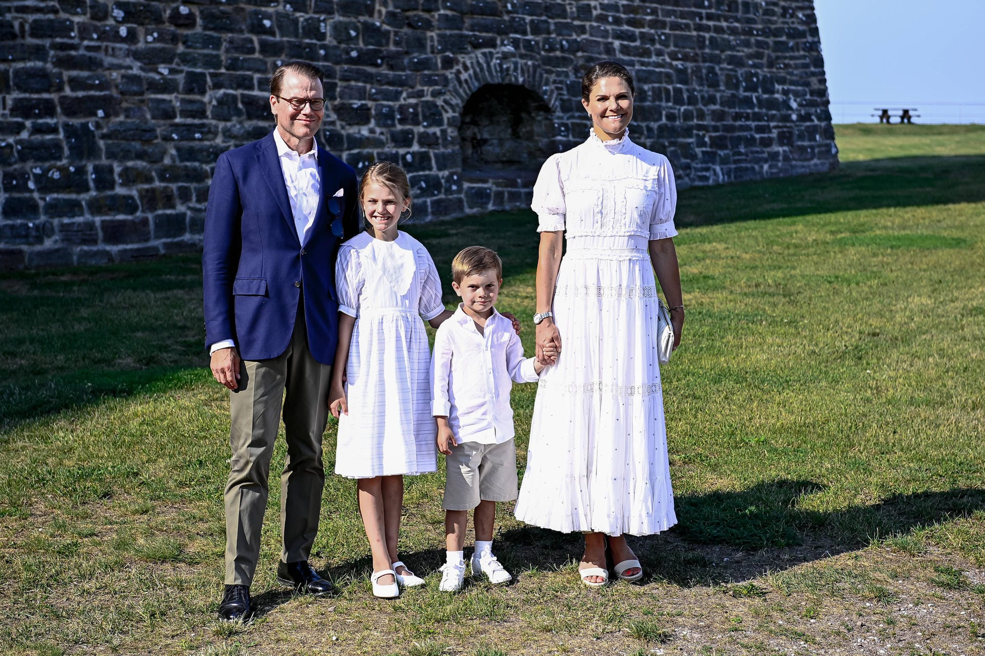 Victoria und ihr Töchterchen kamen im Partnerlook: Beide trugen weiße Kleider im selben Stil und weiße Sandalen.