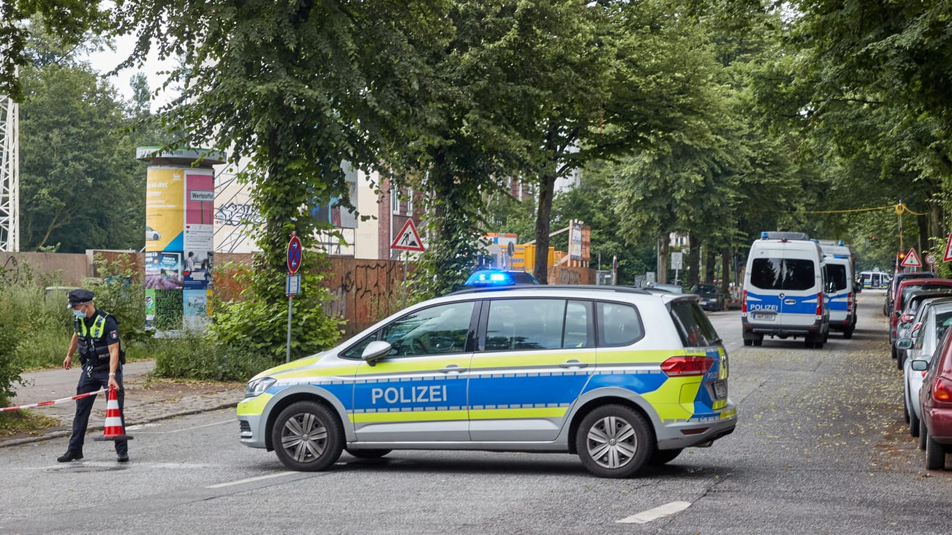 Polizeiautos stehen im abgeriegelten Bereich der Friedensallee in Hamburg-Ottensen: Wegen des Funds einer Weltkriegsbombe mussten die Anwohner ihre Häuser verlassen.