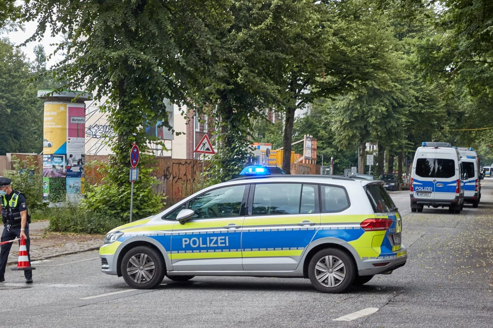 Polizeiautos stehen im abgeriegelten Bereich der Friedensallee in Hamburg-Ottensen: Wegen des Funds einer Weltkriegsbombe mussten die Anwohner ihre Häuser verlassen.