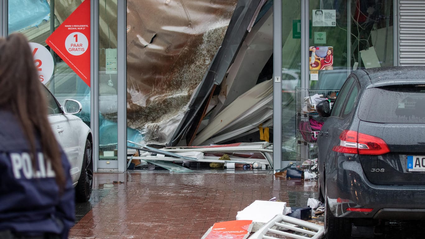 Trümmer des Dachs liegen in einem Einzelhandelsgeschäft in Würselen: Eine verletzte Person habe sich selbst retten können, teilte die Stadt mit.