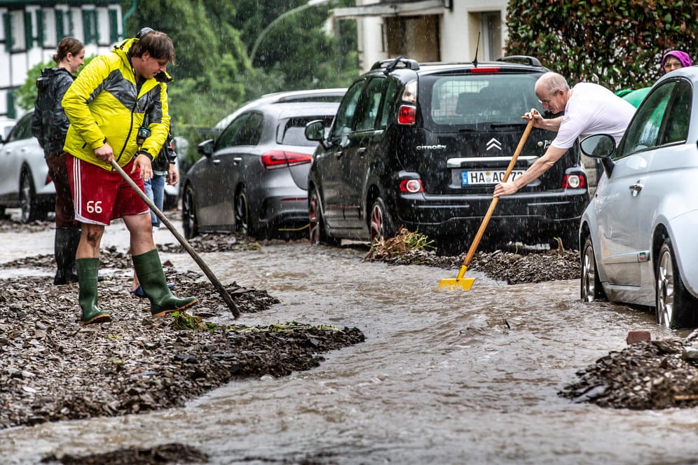 Eine überflutete Straße in Hagen: Das Wasser hat jede Menge Geröll von umliegenden Hängen in die Straßen gespült.
