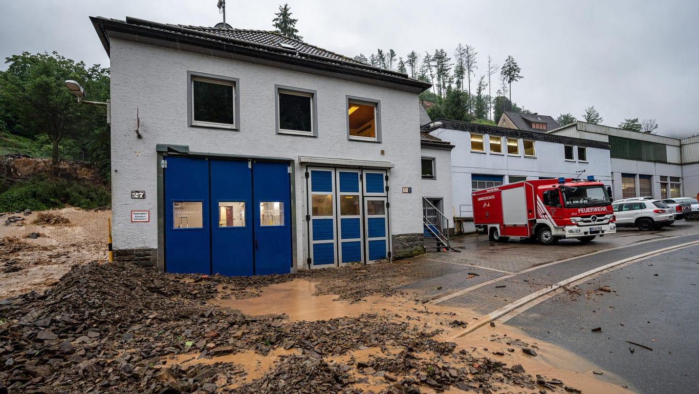 Nordrhein-Westfalen, Altena: Durch Starkregen kam es zu einem Erdrutsch nahe der Feuerwache.