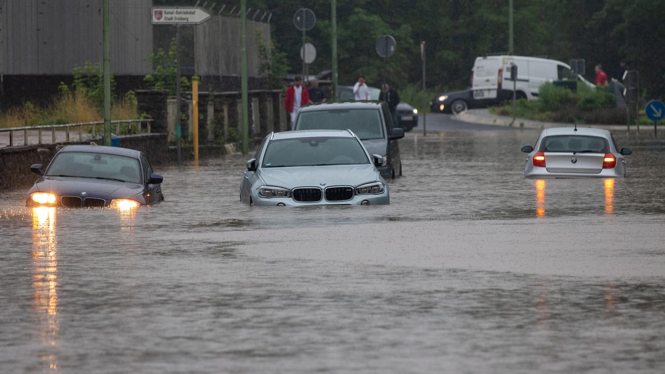 Mehrere Autos stecken nach Starkregen auf einer überfluteten Straße in Stolberg fest: Dort mussten Bewohner ihre Häuser verlassen.