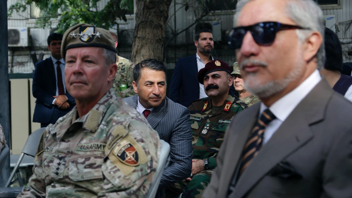 US-General Frank McKenzie (M.) und Abdullah Abdullah (r.), Chef des afghanischen Versöhnungsrat: Bis zu 100.000 Afghanen könnten in die USA gehen.