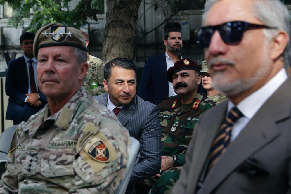 US-General Frank McKenzie (M.) und Abdullah Abdullah (r.), Chef des afghanischen Versöhnungsrat: Bis zu 100.000 Afghanen könnten in die USA gehen.