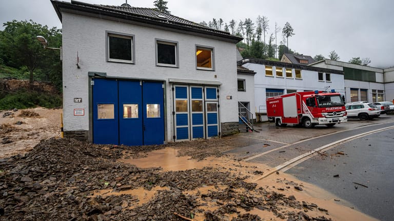 Feuerwehr in Altena: Einer der Freiwilligen Feuerwehrleute ist beim Hochwassereinsatz ertrunken.