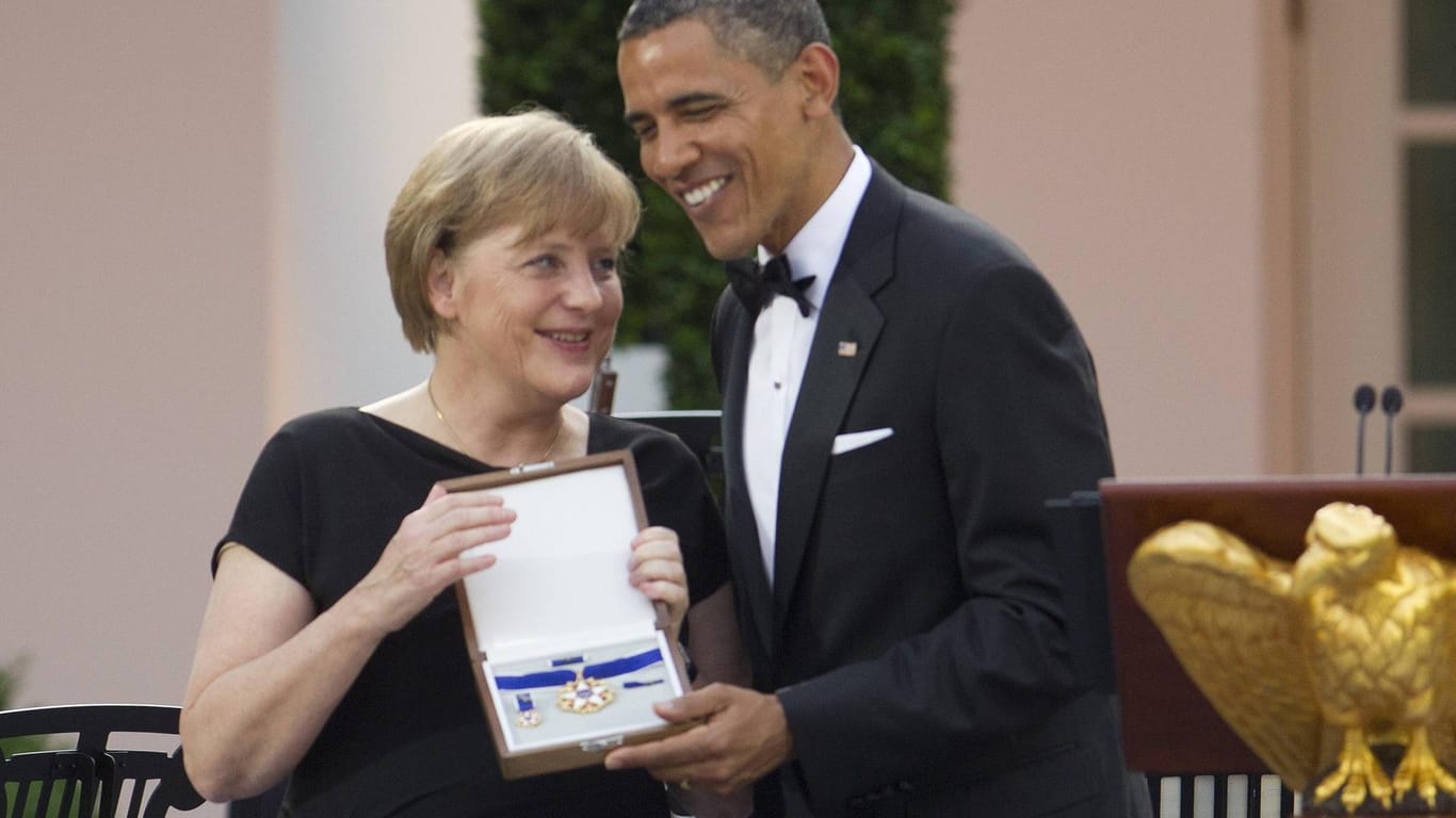 2011 verleiht Barack Obama die Freiheitsmedaille an Angela Merkel