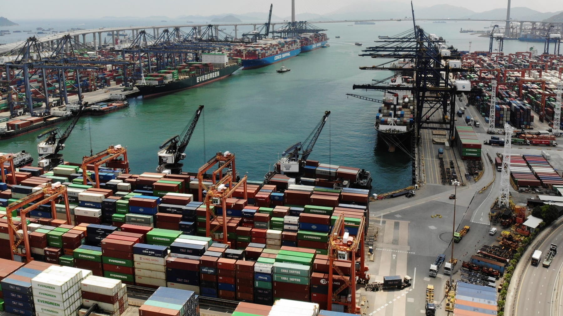 Container am Hafen von Hong Kong (Archivbild): Im südchinesischen Meer stauen sich etliche Schiffe.