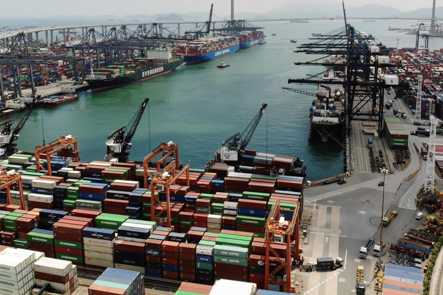 Container am Hafen von Hong Kong (Archivbild): Im südchinesischen Meer stauen sich etliche Schiffe. Container am Hafen von Hong Kong (Archivbild): Im südchinesischen Meer stauen sich etliche Schiffe.